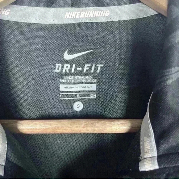 Nike pull over women’s small - Picture 3 of 4